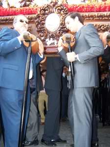 El paso es portado por 40 cargadores 